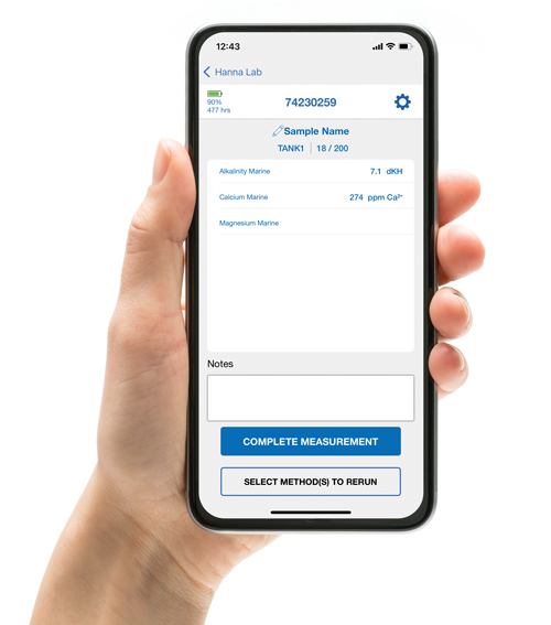 Pantalla de la aplicación móvil Hanna Lab mostrando los resultados de una muestra de agua, con parámetros de alcalinidad, calcio y magnesio en un smartphone